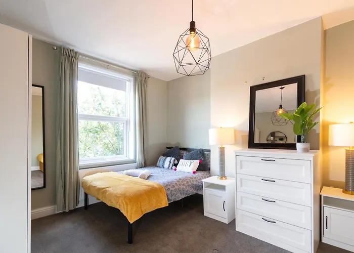 Host & - Argie House *